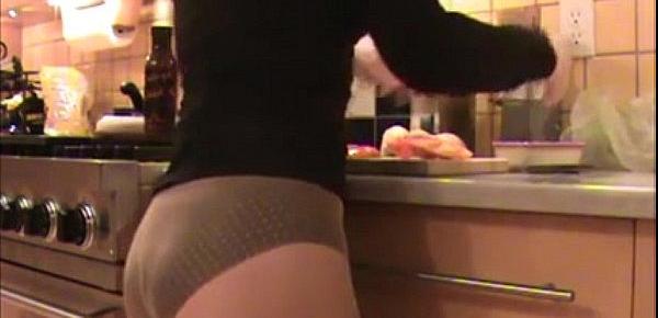  Mom cleans kitchen in Pantyhose